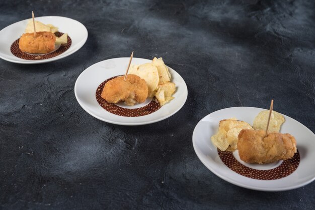 Käsekroketten als Tapa zu Tomatensauce