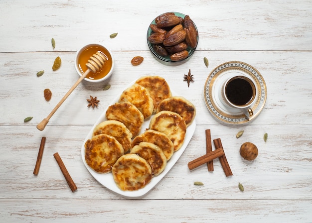 Käsekuchen auf einer hölzernen weißen Tabelle