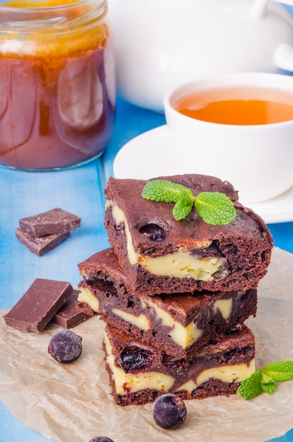 Käsekuchen Brownies mit Johannisbeeren und Karamellsauce