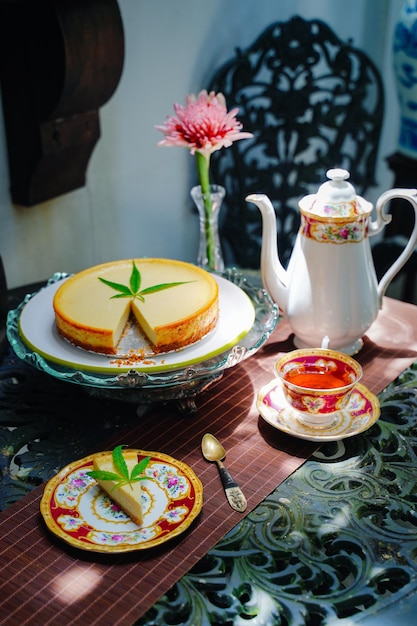 Käsekuchen-Dessertkuchen-Milchrezept, hausgemacht auf dem Tisch. Köstlicher frischer Stück Kuchen auf dem Teller