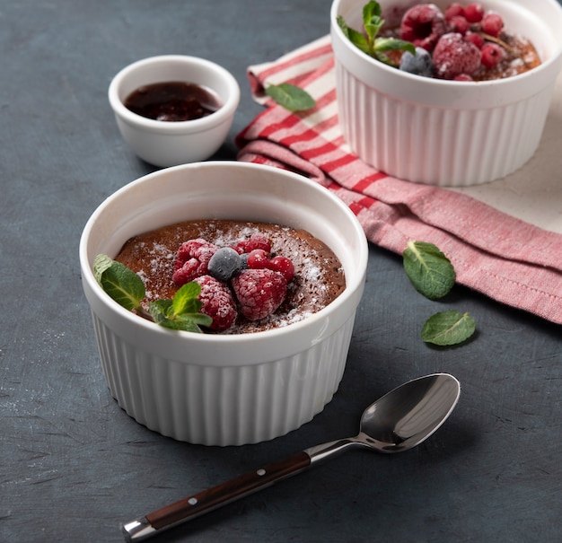 Käsekuchen-Dorf mit Beeren-Himbeer- und Blaubeer-Ricotta-Holzhintergrund