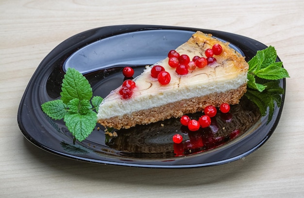 Käsekuchen mit Beeren und Minze