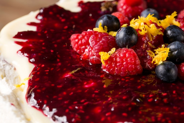 Käsekuchen mit Beeren und roten Früchten.