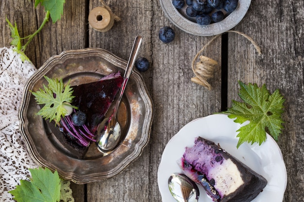 Käsekuchen mit Blaubeergeschmack, gewirbelt mit Blaubeersauce auf einer Kekskrume