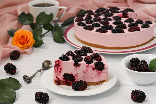 Käsekuchen mit Brombeeren ohne Backen und Tasse Kaffee auf Licht