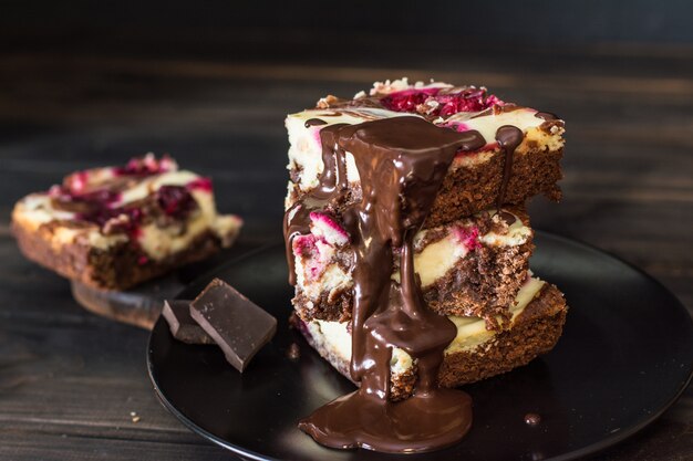 Käsekuchen mit Brownie und Kirschen. Schokoladenkuchen. Schokoladenkuchen.