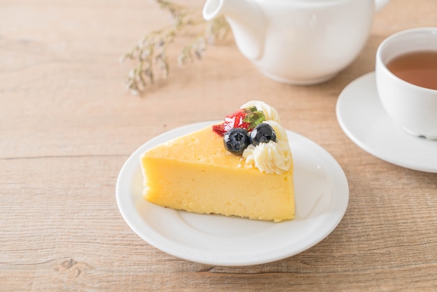 Käsekuchen mit Erdbeere und Blaubeeren