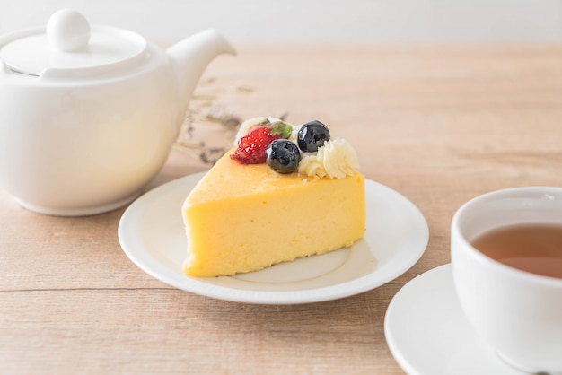 Käsekuchen mit Erdbeeren und Blaubeeren