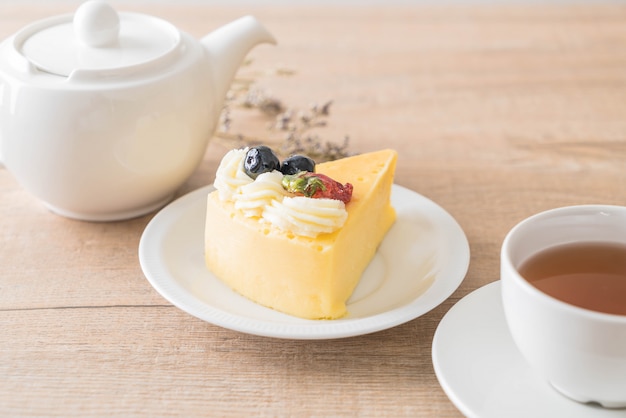 Käsekuchen mit Erdbeeren und Blaubeeren