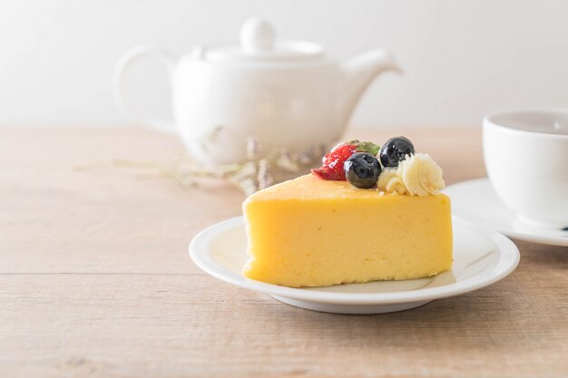 Käsekuchen mit Erdbeeren und Blaubeeren