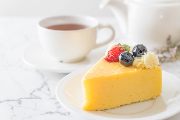 Käsekuchen mit Erdbeeren und Blaubeeren