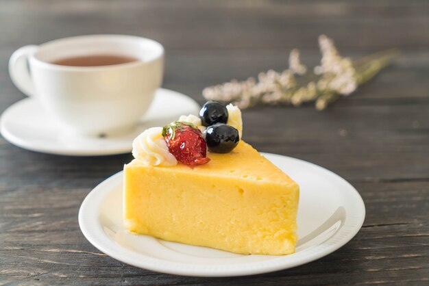 Käsekuchen mit Erdbeeren und Blaubeeren