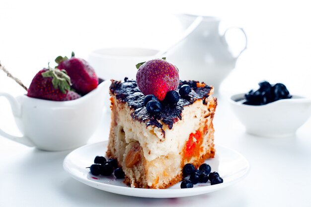 Käsekuchen mit Erdbeeren und Schokolade