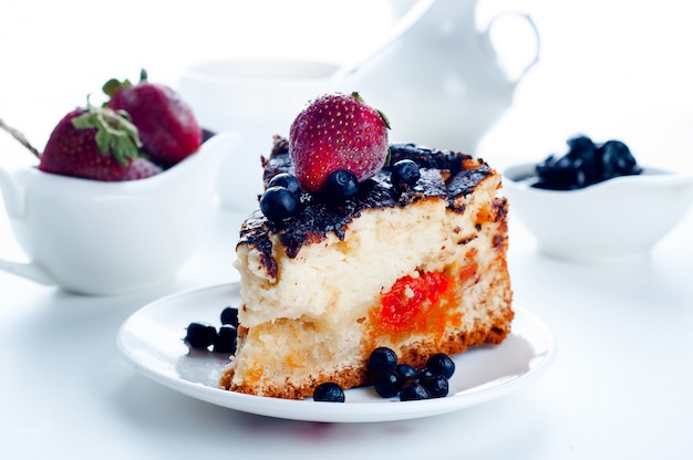 Käsekuchen mit Erdbeeren und Schokolade