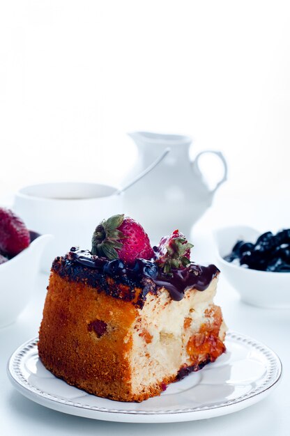 Käsekuchen mit Erdbeeren und Schokolade