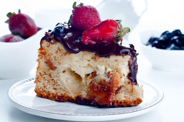 Käsekuchen mit Erdbeeren und Schokolade