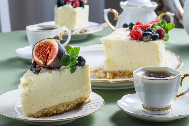 Käsekuchen mit Feigen, Beeren und Kaffee