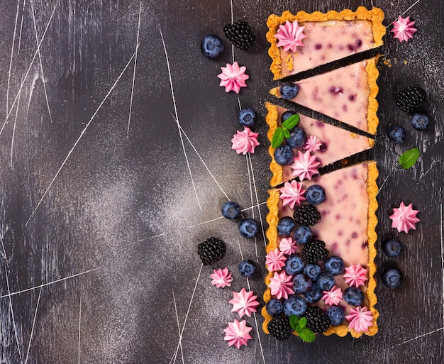 Käsekuchen mit frischen Brombeeren, Blaubeeren, Baiser und Minze