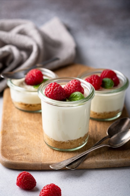 Foto käsekuchen mit frischen früchten in einem glas