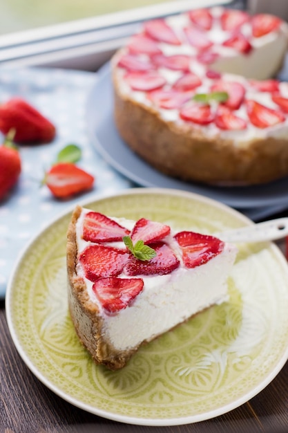 Käsekuchen mit frischer Erdbeere und Minze