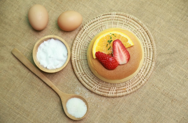 Käsekuchen mit Früchten und Zutatendekoration zum Essen aus der Freizeit zum Dessert