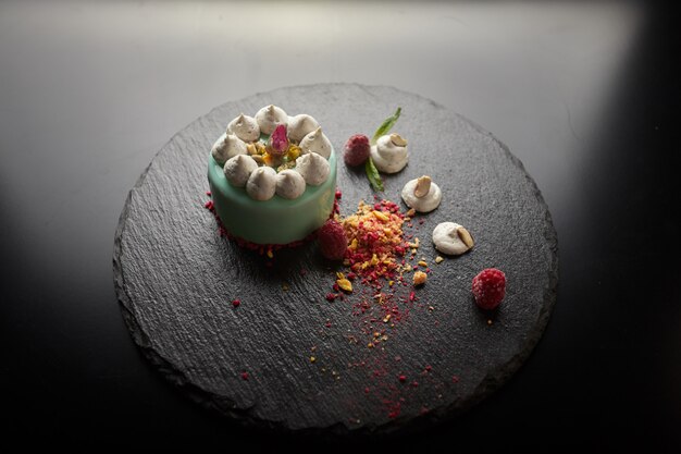 Foto käsekuchen mit himbeeren und nüssen auf dem tisch