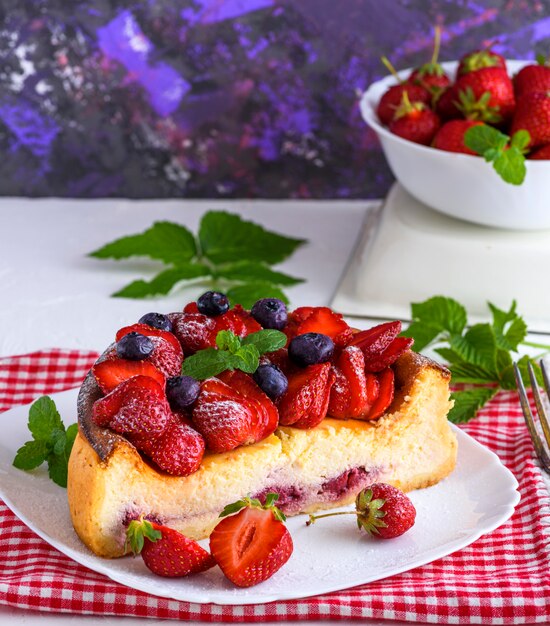 Käsekuchen mit Hüttenkäse und frischen Erdbeeren