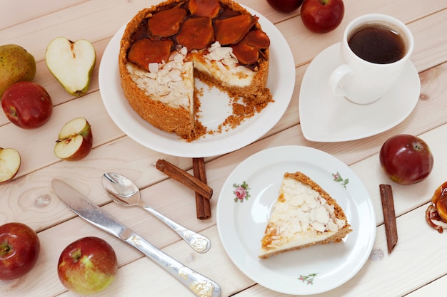 Käsekuchen mit Karamell und Tasse Tee.