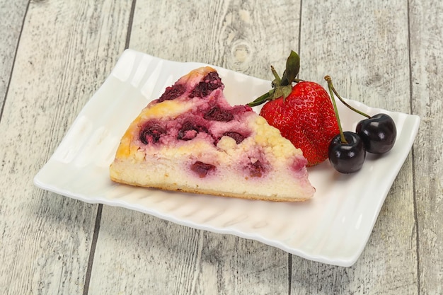 Käsekuchen mit Kirsche, serviert mit Erdbeeren