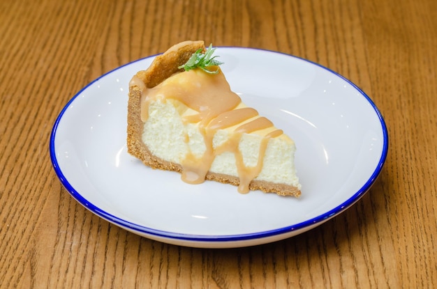 Käsekuchen mit Kondensmilch auf einem Teller