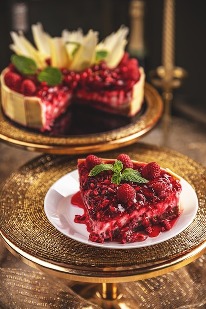 Käsekuchen mit roter Beerensoße