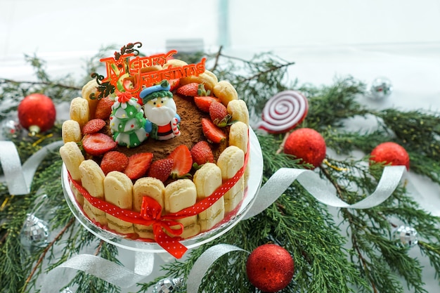 Foto käsekuchen mit weihnachtsdekoration serviert.