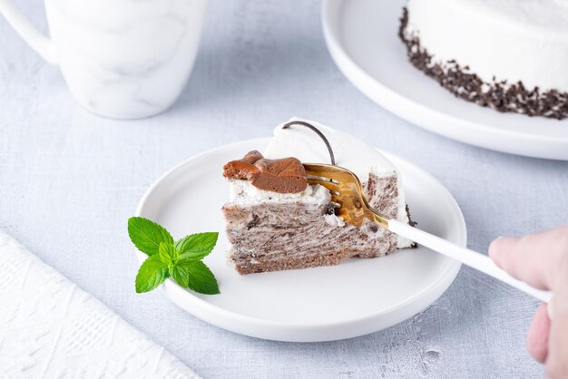 Käsekuchen und Tasse Kaffee auf Leuchttisch Kaffee und Kuchen Horizontale Ansicht