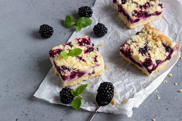 Käsekuchenriegel mit Brombeeren und Minze