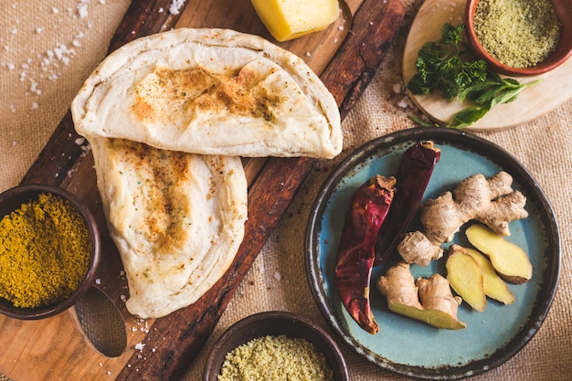 Foto käsepastetchen, paprika und ingwer auf einer rustikalen tabelle