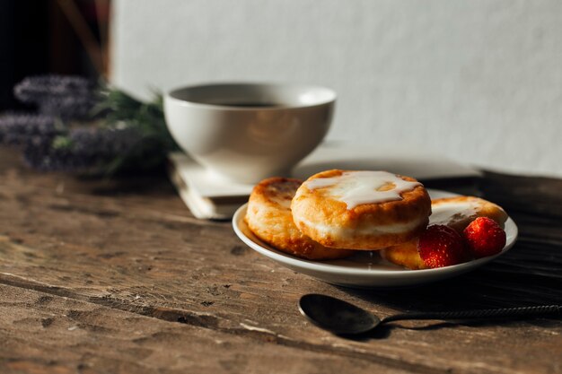 Käsepfannkuchen auf Holzuntergrund