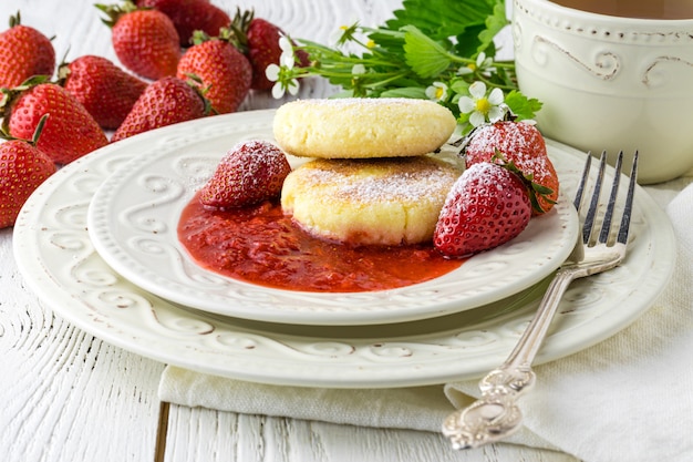 Käsepfannkuchen mit Beeren und Puderzucker, Blumen, gesundes Frühstück