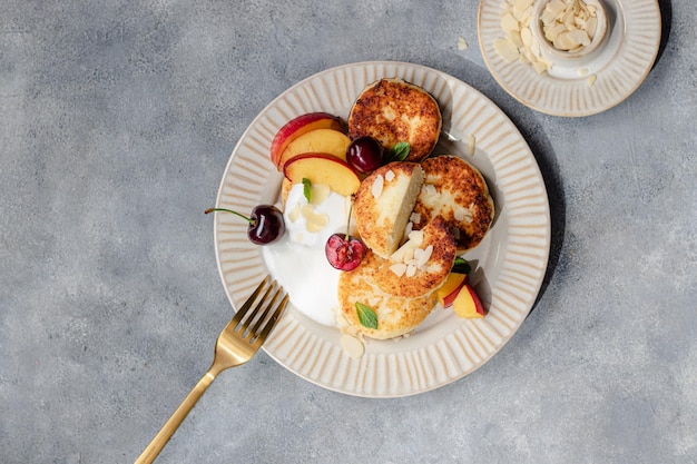 Käsepfannkuchen mit Kirsche, Nektarine, Joghurt. Frühstückstisch