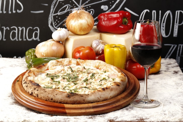 Käsepizza, Margarita und Tomate mit Wein
