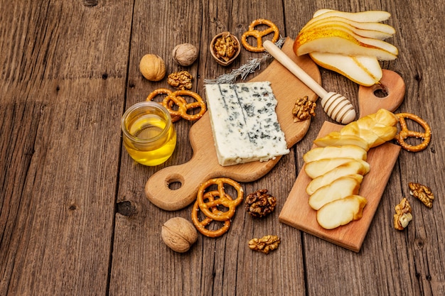 Käseplatte Antipasti mit geräuchertem und Blauschimmelkäse, Crackern, Honig, Walnüssen und reifer Birne