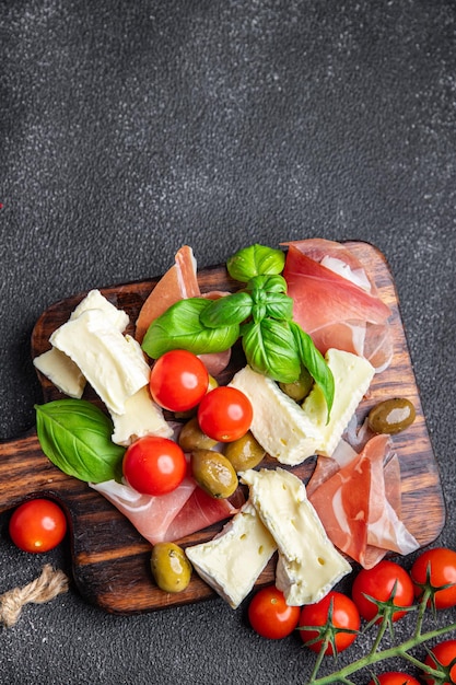 käseplatte fleischplatte jamon, käse, olivenmahlzeit essen snack auf dem tisch kopierraum essen