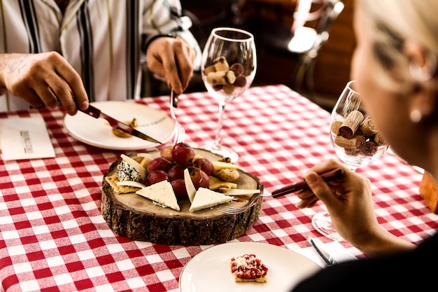 Käseplatte, Gourmet-Wein und Käse-Wurstwaren-Tablett