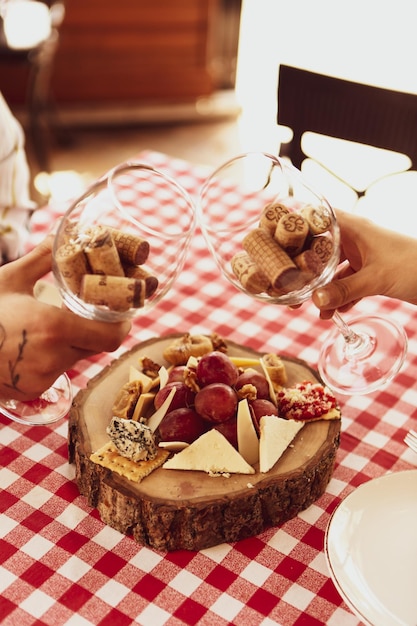 Käseplatte, Gourmet-Wein und Käse-Wurstwaren-Tablett