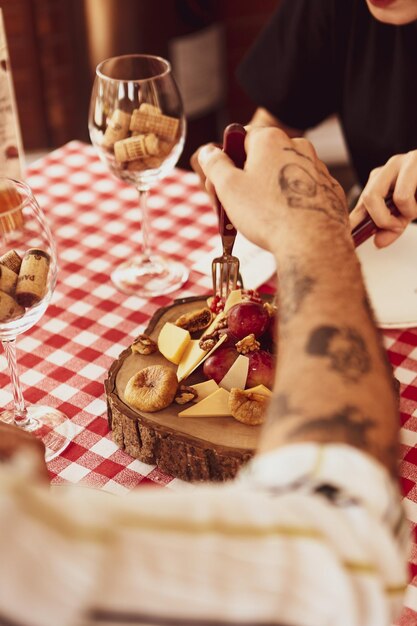 Käseplatte, Gourmet-Wein und Käse-Wurstwaren-Tablett