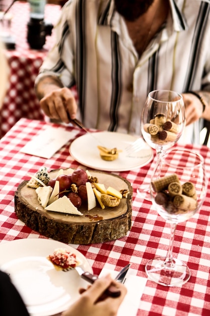 Käseplatte, Gourmet-Wein und Käse-Wurstwaren-Tablett