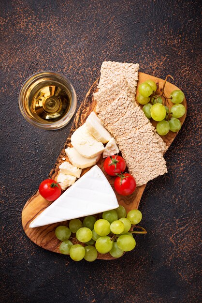 Käseplatte mit Brie, Traube und Wein