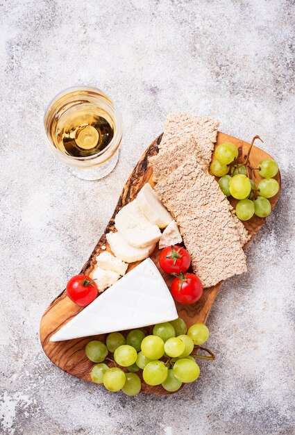 Käseplatte mit Brie, Traube und Wein