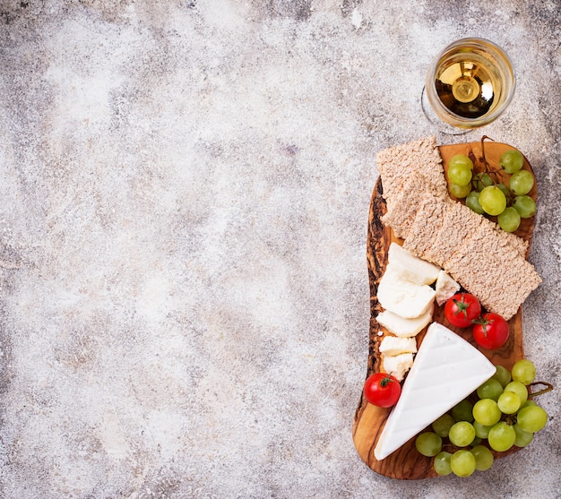 Käseplatte mit Brie, Traube und Wein