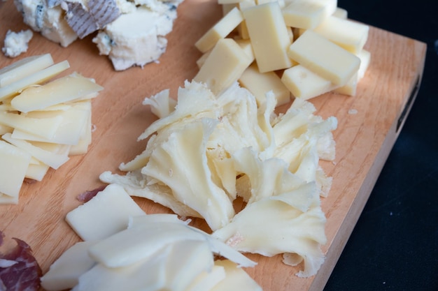 Käseplatte mit Trauben und Nüssen auf Draufsicht des Holztischs