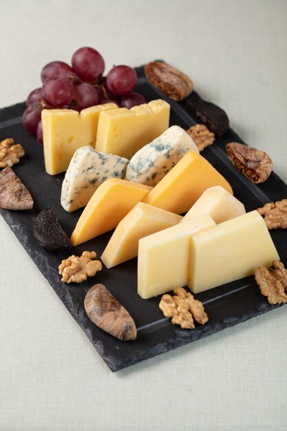 Käseplatte mit verschiedenen Käsesorten und Nüssen